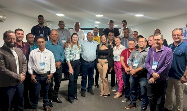 Vereadores participam de curso de formação política de autoridades legislativas em Brasília.