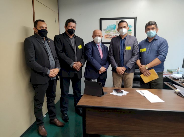 Vereadores buscam apoio do Deputado Júlio Cesar para a implantação de agência da CEF no Município.