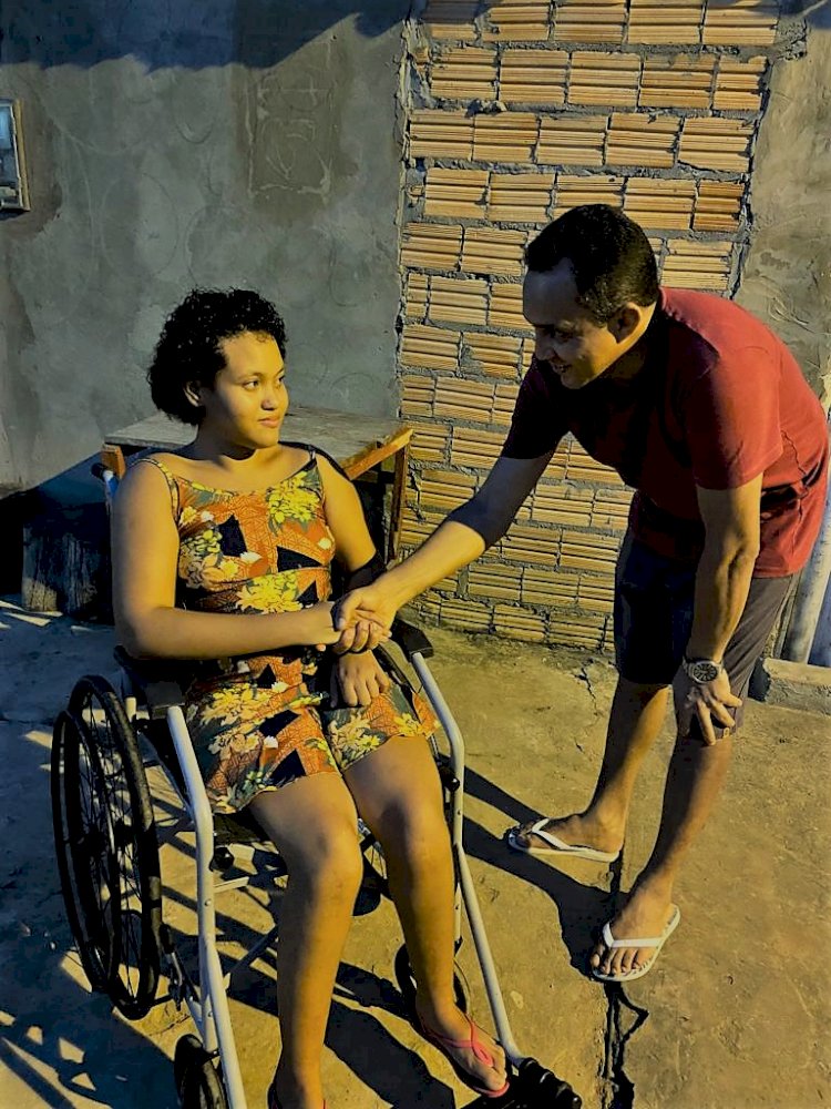 Vereador Ananias Borges faz doação de cadeira de roda a jovem deficiente