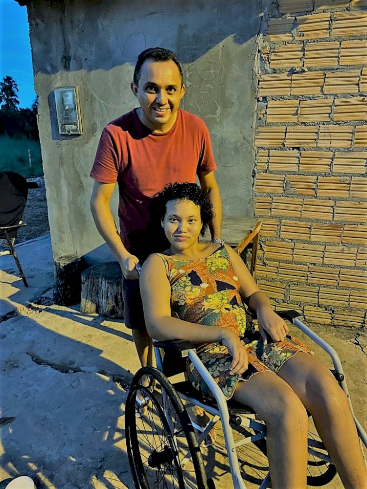 Vereador Ananias Borges faz doação de cadeira de roda a jovem deficiente