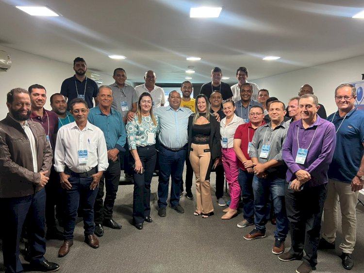 Vereadores participam de curso de formação política de autoridades legislativas em Brasília.