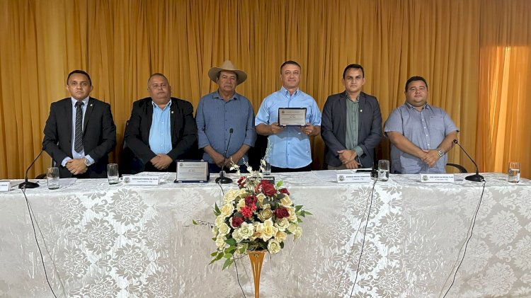 Em Sessão Solene Leocir Remos recebe título de Cidadão Honorário